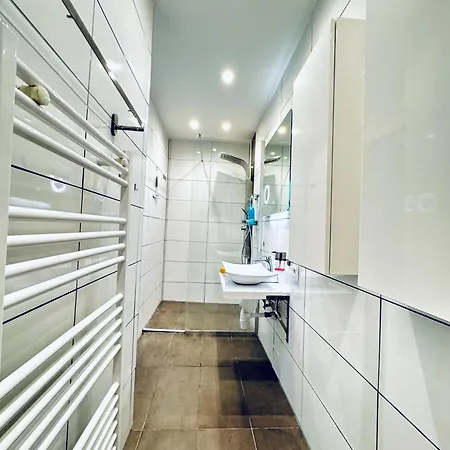 Spacious 2br & 1lr For 7p Peaceful Location Apartamento *