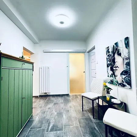 شقة 2-bedroom With 1 Living Steps From Area كلوسيترنيوبرغ