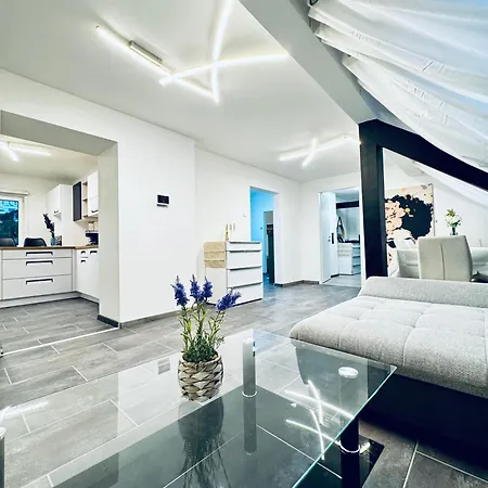 Spacious 2br & 1lr For 7p Peaceful Location Apartamento