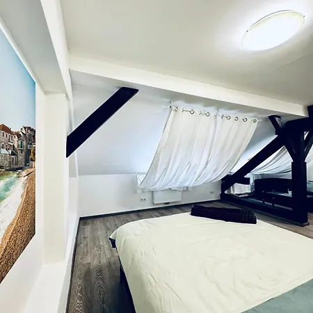 2-bedroom With 1 Living Steps From Area شقة كلوسيترنيوبرغ